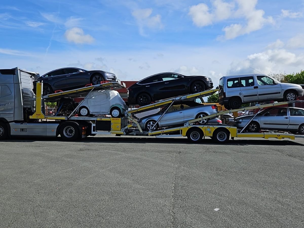 Autotransporter met voertuigen